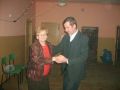 13 luty 2010 r. KRZCZONOWSKIE OSTATKI- KUSAKI W  SZKOLE.. Na parkiecie szkolnego holu  Pani Janina Szczęsna z synem Michałem . Fot. Adam Rużalski.