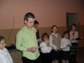 6.03.2010 r. DZIEŃ KOBIET W KRZCZONOWICACH. Dzieci przygotowały okolicznościowe piosenki i wierszyki. Od lewej - Izabela Rużalska, Wojtek Szczęsny, Ola Pietrzyk, z tyłu Renata Pięta, Gabrysia Szczęsna, Dominika Rużalska, Izabela Pięta. Fot. Maria Libuda.