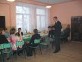 6.03.2010 r. DZIEŃ KOBIET W KRZCZONOWICACH. Michał Szczęsny składa życzenia wszystkim Paniom. Od lewej - Sylwia Rużalska, Elżbieta Zawadzka, Jan Szczyż ( przy piecu).Fot. Maria Libuda